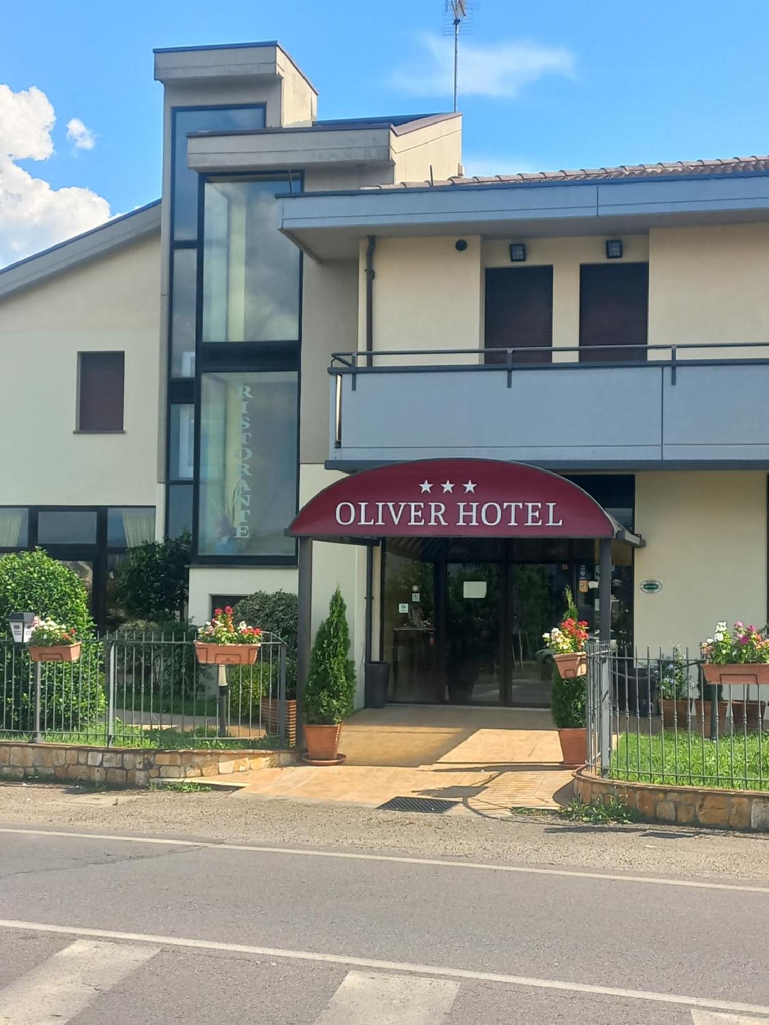 Oliver Hotel Анґ'ярі Екстер'єр фото