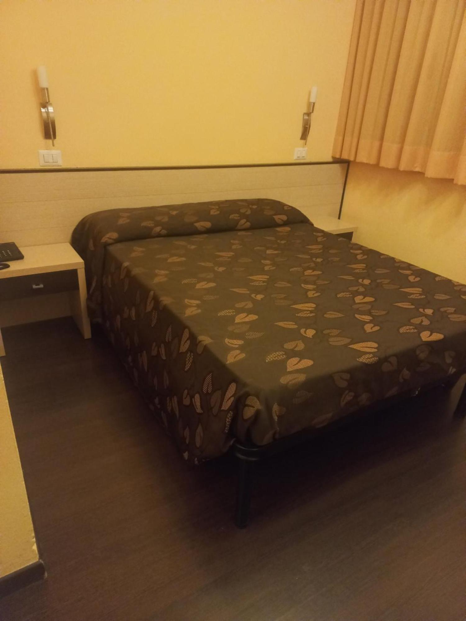 Oliver Hotel Анґ'ярі Екстер'єр фото