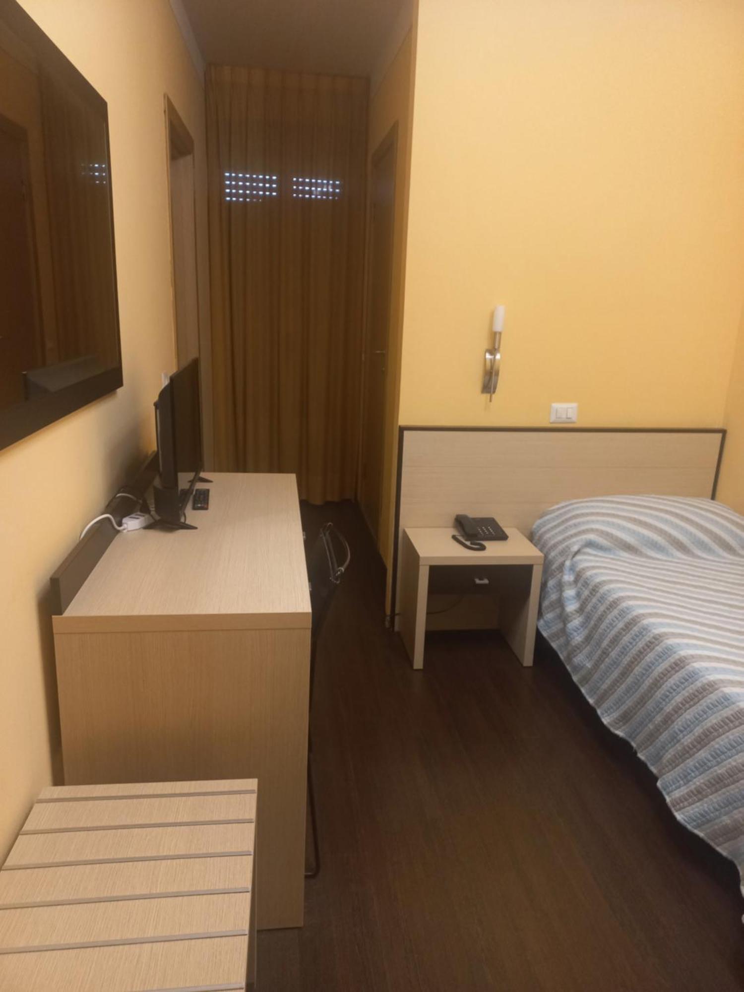 Oliver Hotel Анґ'ярі Екстер'єр фото