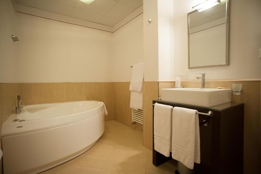 Oliver Hotel Анґ'ярі Екстер'єр фото