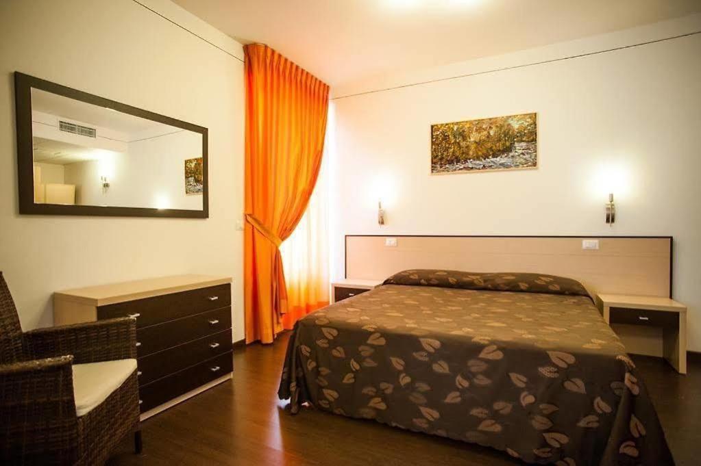 Oliver Hotel Анґ'ярі Екстер'єр фото